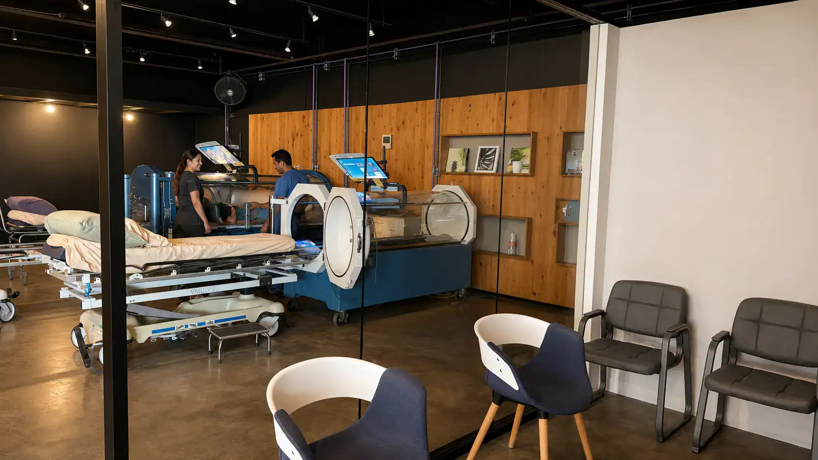 Sala de espera y barosala de Cámara Hiperbárica Tijuana en Blvd. Salinas